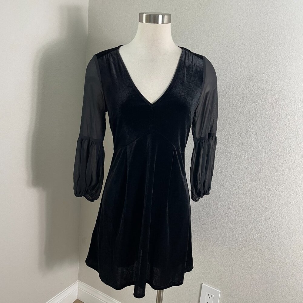 NEW $98 BCBGeneration Womens Small Black Velvet Mini Dress V‎ Neck